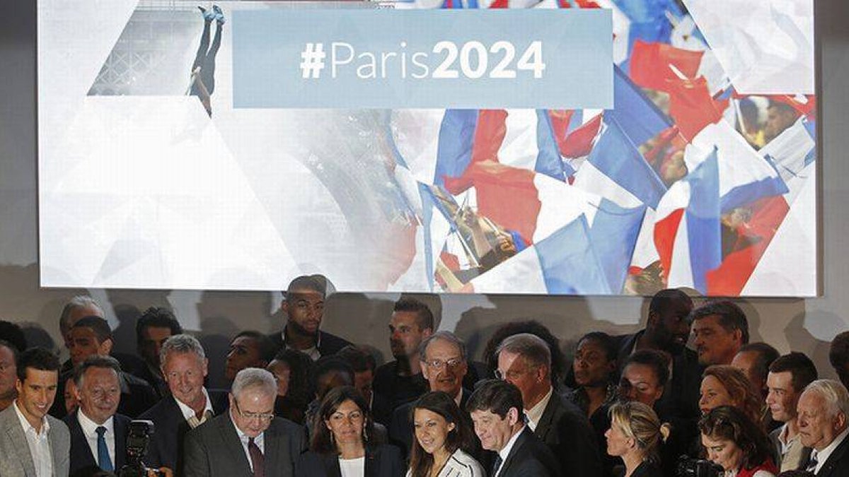 Atletas y autoridades posan junto a un cartel de París 2024, durante la presentación de la candidatura olímpica.-Foto: REUTERS / CHRISTIAN HARTMANN