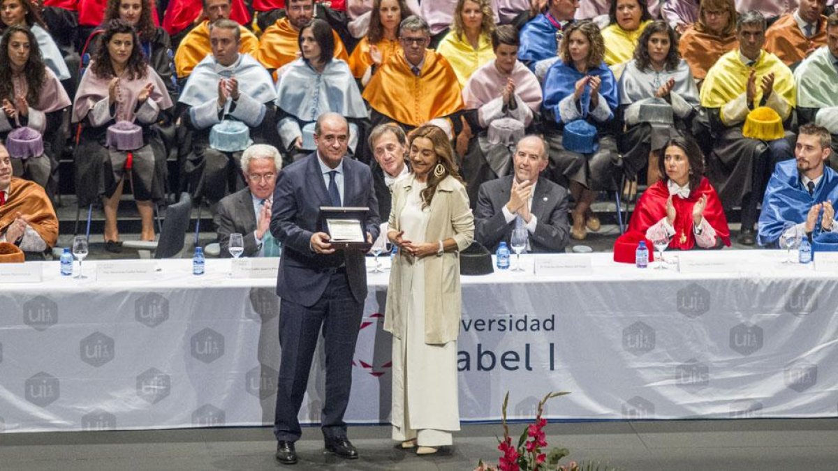 Francisco Pardo Piqueras recibió una placa de reconocimiento.-SANTI OTERO