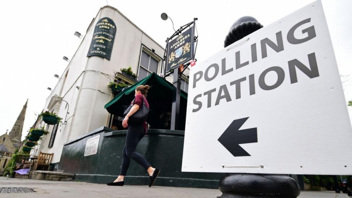 Centro de votación peculiar.-LEON NEAL / AFP
