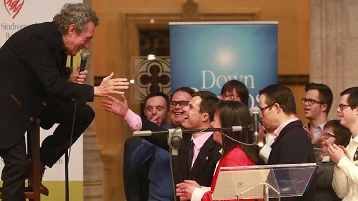 La XIII Gala Síndrome de Down Burgos reconoció a siete empresas y cinco instituciones su labor integradora / Miguel Ríos, que fue el padrino de la cita, interpretó dos temas-RAÚL G. OCHOA