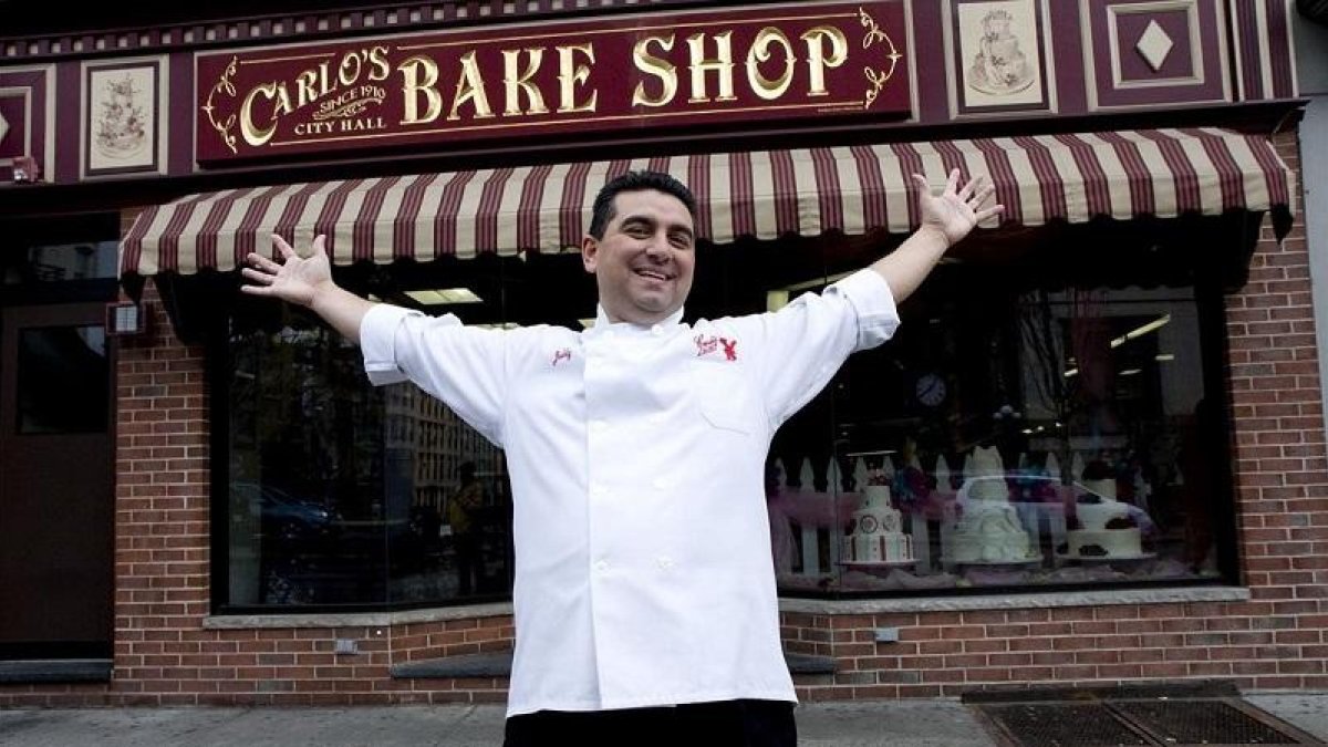 Buddy Valastro, ante la pastelería familiar, Carlos City Hall Bake Shop, en Hoboken (New Jersey, EEUU).-HEATHER SWANSON (DMAX)