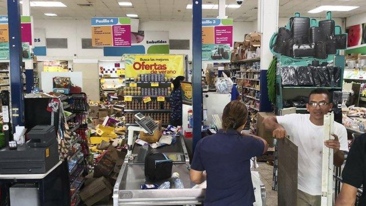 Daños al interior de una tienda por un terremoto en Panamá.-AP