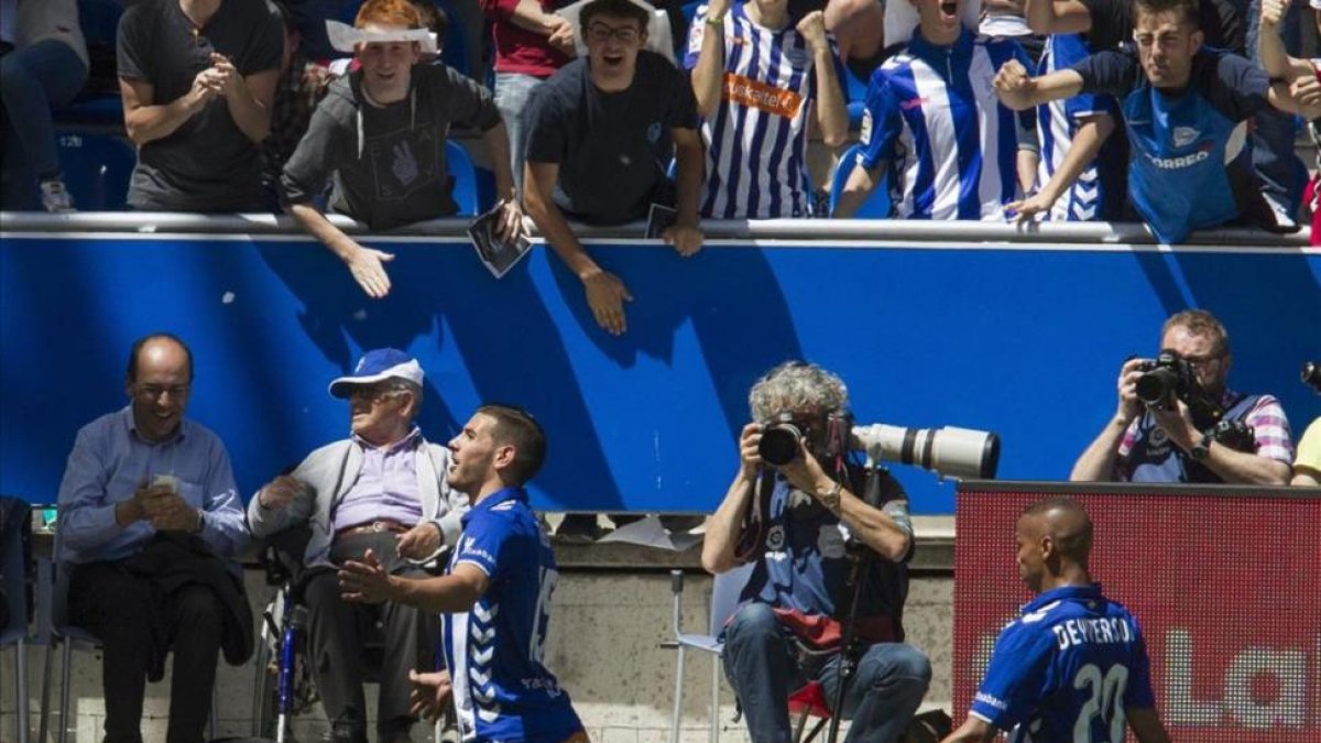 Theo Hernández celebra su gran gol al Athletic el domingo.-ADRIÁN RUIZ DE HIERRO