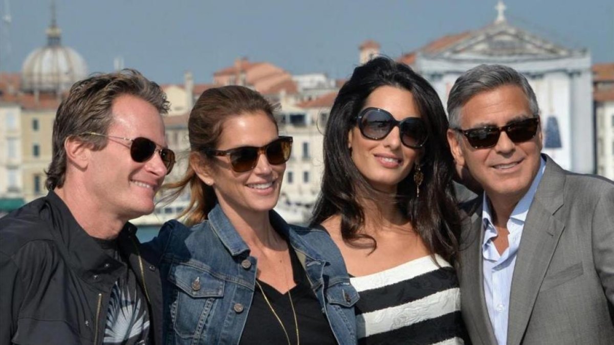De izquierda a derecha, Rande Gerber, Cindy Crawford, Amal Alamuddin y George Clooney, el 26 de septiembre del 2014 en Venecia.-ALESSANDRO DI MEO