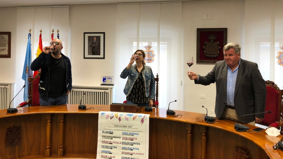 Javier Ajenjo, Raquel González y Enrique Pascual presentan el ciclo 'Viva la Vida' en Aranda de Duero. / ECB