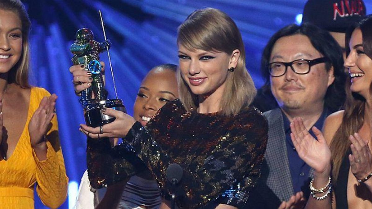 La cantante Taylor Swift recogiendo un premio.-AP