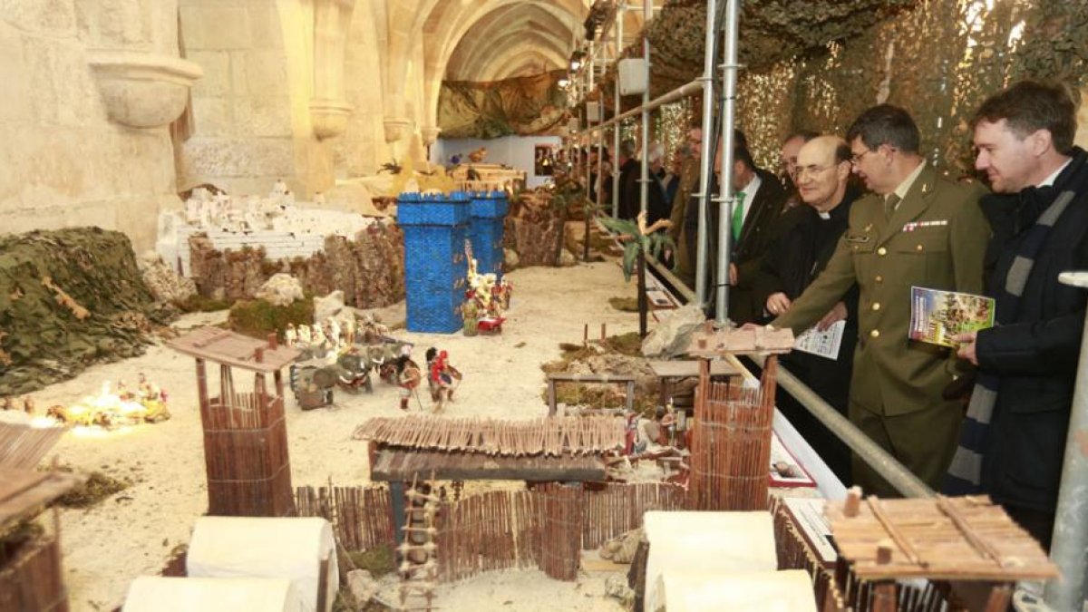 A la derecha, el arzobispo, escucha las explicaciones de Rodríguez Menayo, junto al alcalde.-RAÚL G. OCHOA