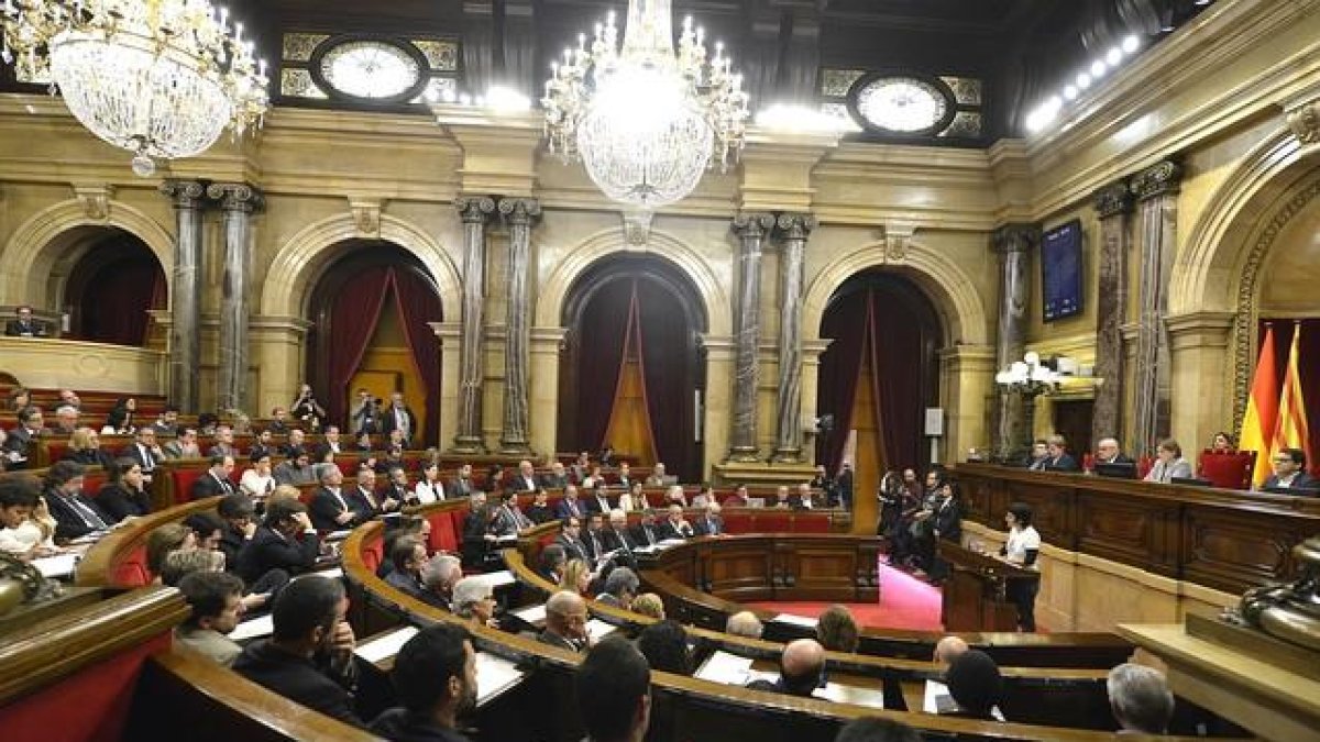 Imagen de los diputados del Parlament mientras la diputada de la CUP, Anna Gabriel, inicia su discurso.-FERRAN SENDRA