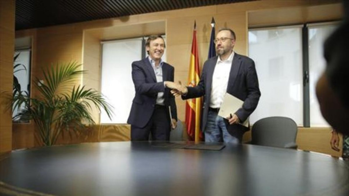 Hernando y Girauta, tras la firma del pacto anticorrupción, el pasado agosto.-JOSÉ LUIS ROCA