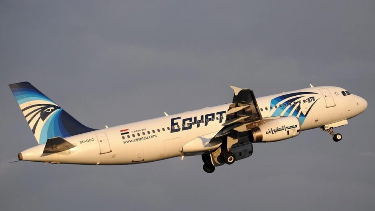 Una imagen del Airbus A320 de la compañía Egyptair en el aeropuerto de Estambul en Turquía.-EFE / KIVANC UCAN