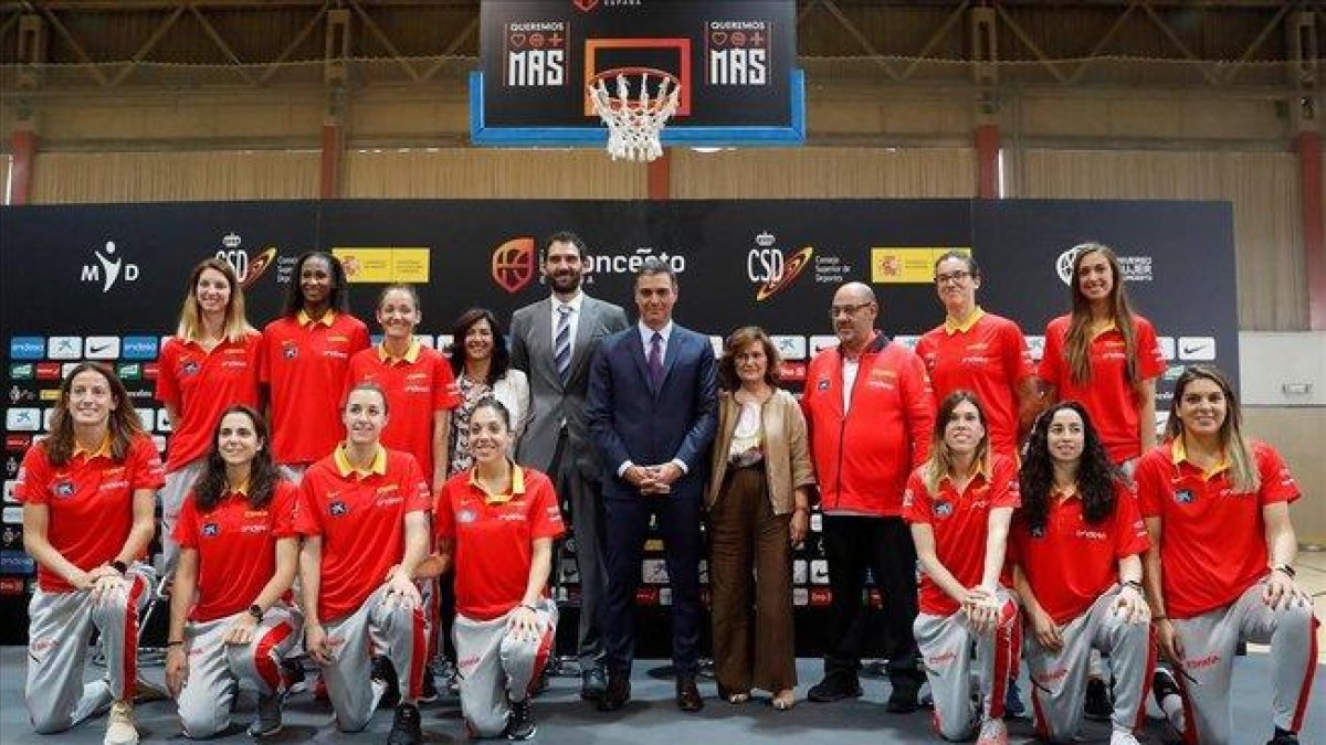 La selección, en la recepción con Pedro Sánchez y Carmen Calvo, este pasado lunes antes de viajar a Letonia.-JUAN CARLOS HIDALGO (EFE)