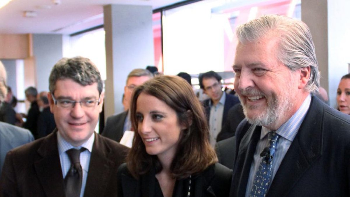 Álvaro Nadal, Andrea Levy e Íñigo Fernández de Vigo en el Fórum.-JAIME CARAZO