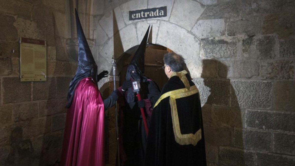 En el Arco de Santa María se cumplió con la tradición de liberar al reo.-RAÚL OCHOA