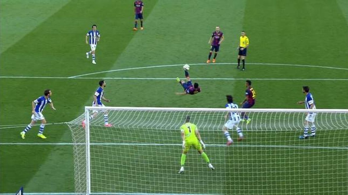 'Zona zàping' recuerda la espectacular volea de Pedro frente a la Real Sociedad.-