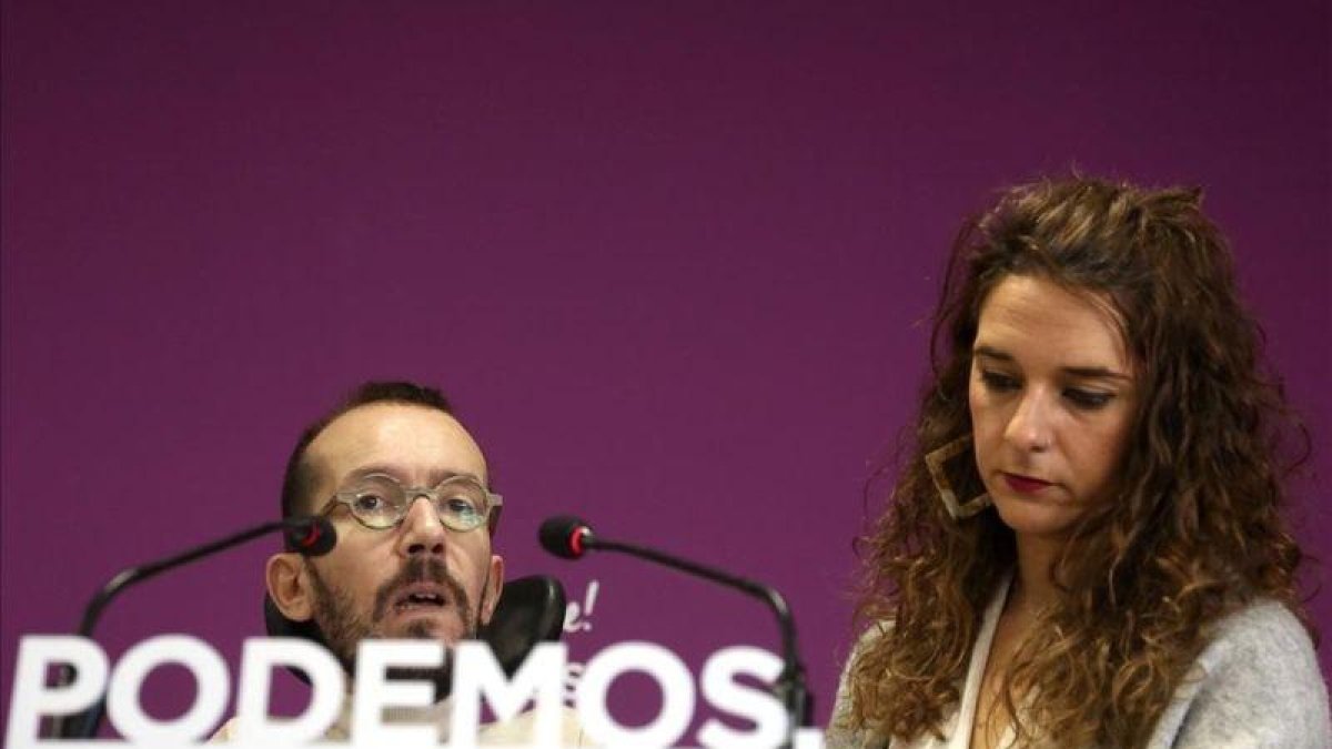 El secretario de Organización de Podemos, Pablo Echenique, junto a la coportavoz del Consejo de Coordinación del partido, Noelia Vera.-DAVID CASTRO