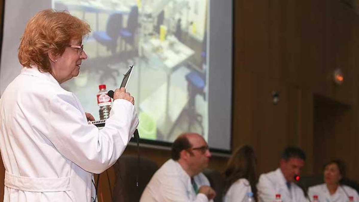 La doctora María Jesús Coma en un momento de su intervención durante la presentación de la Memoria de Investigación del HUBU de 2017.-RAÚL G. OCHOA