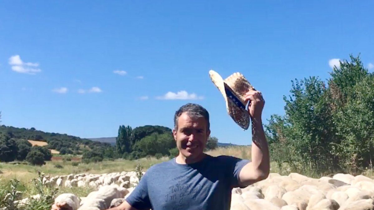 Eduardo Abad ha ajustado su rebaño de 1.500 ovejas a 850
