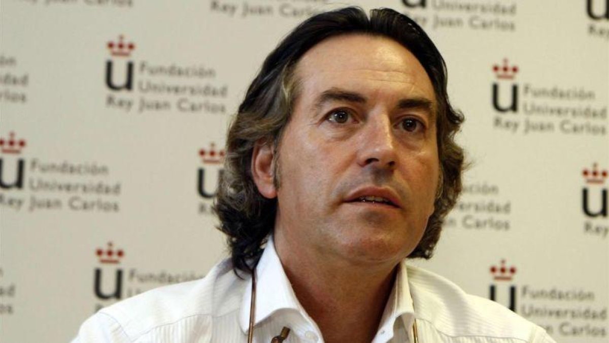 El periodista deportivo Pipi Estrada, en un curso de verano de prensa rosa en Aranjuez.-CHEMA TEJEDA