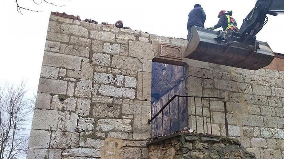 El incendio destruyó gran parte del templo de la localidad, cuyo campanario se cayó días después.-ECB