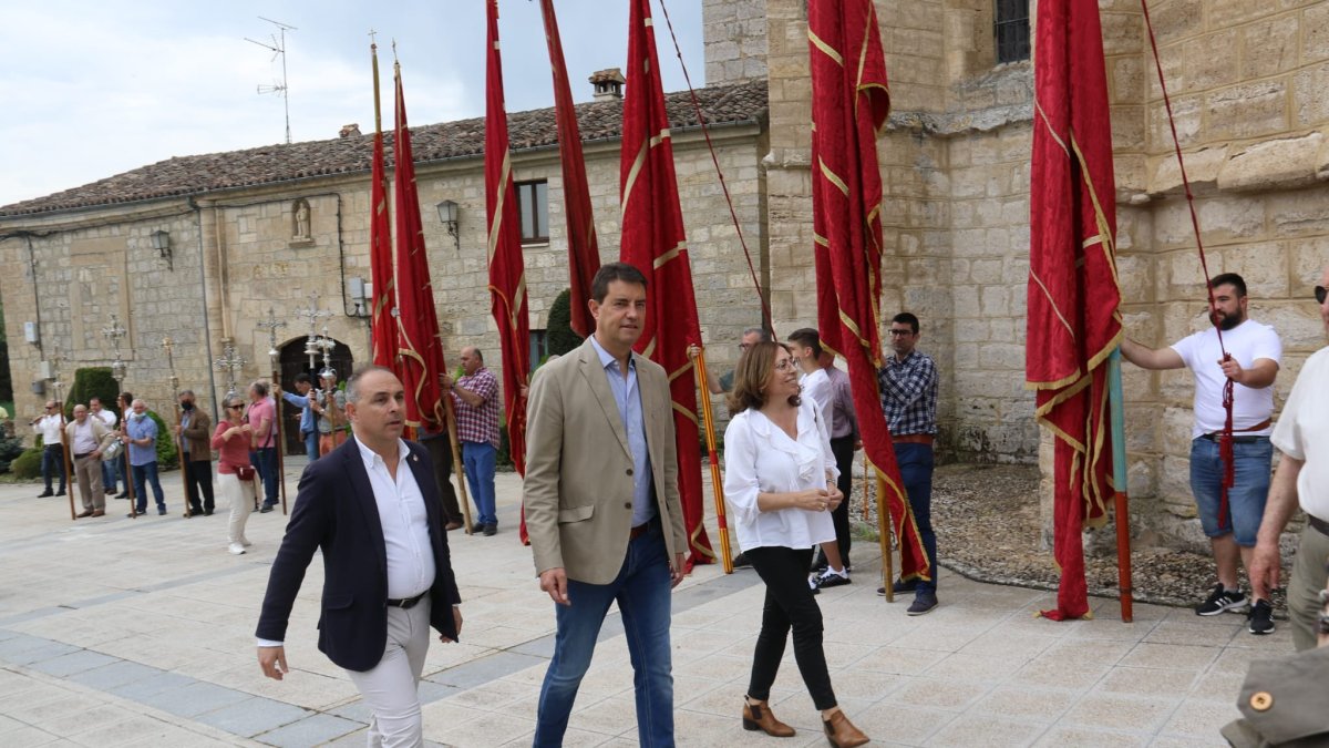 La responsable de Cultura de la Diputación Provincial, Raquel Contreras, junto al viceportavoz del grupo parlamentario popular en las Cortes de Castilla y León, Ángel Ibáñez, y el procurador Emilio Berzosa. ECB