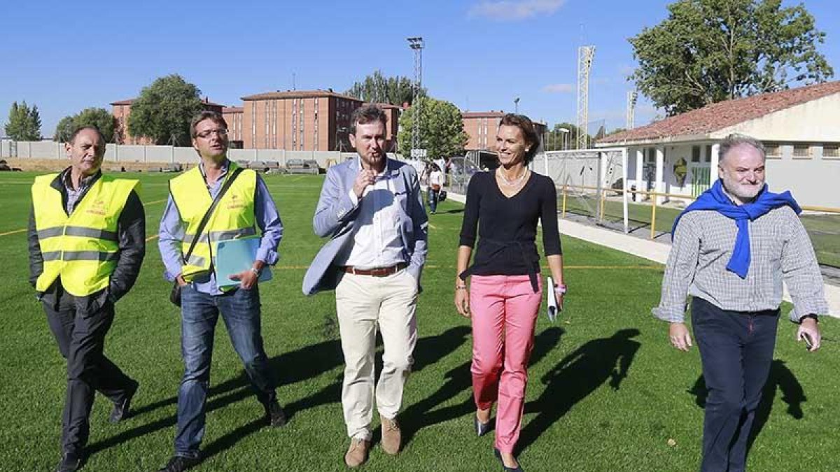 El alcalde, Javier Lacalle, y la responsable de Deportes, Lorena de la Fuente, giraron una visita al Sedano-Raúl G. Ochoa