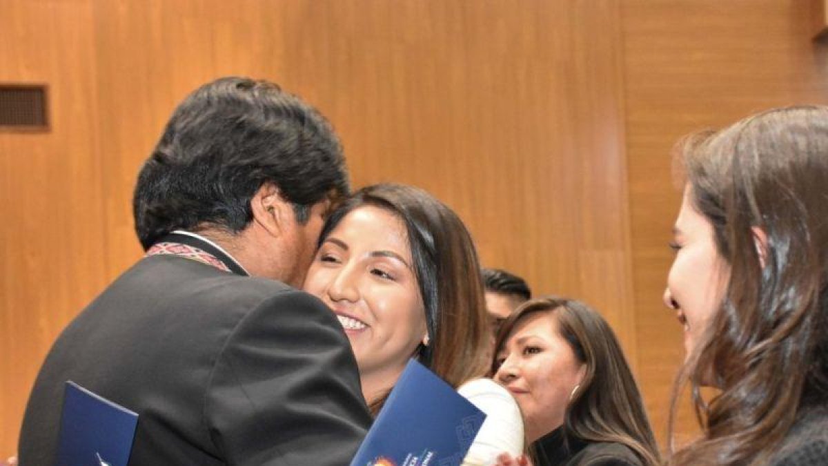El mandatario presidió el juramento de 268 nuevos abogados en un acto en la sede del Gobierno boliviano en La Paz, entre los que estaba su hija Evaliz.-EFE