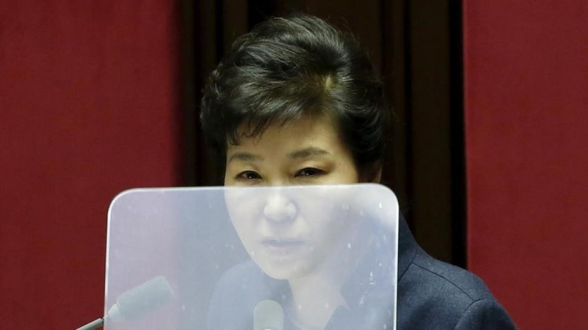 Park Geun-hye durante un discurso en la sesión plenaria de la Asamblea Nacional, en Seúl, el 16 de febrero del 2016.-REUTERS / KIM HONG-JI