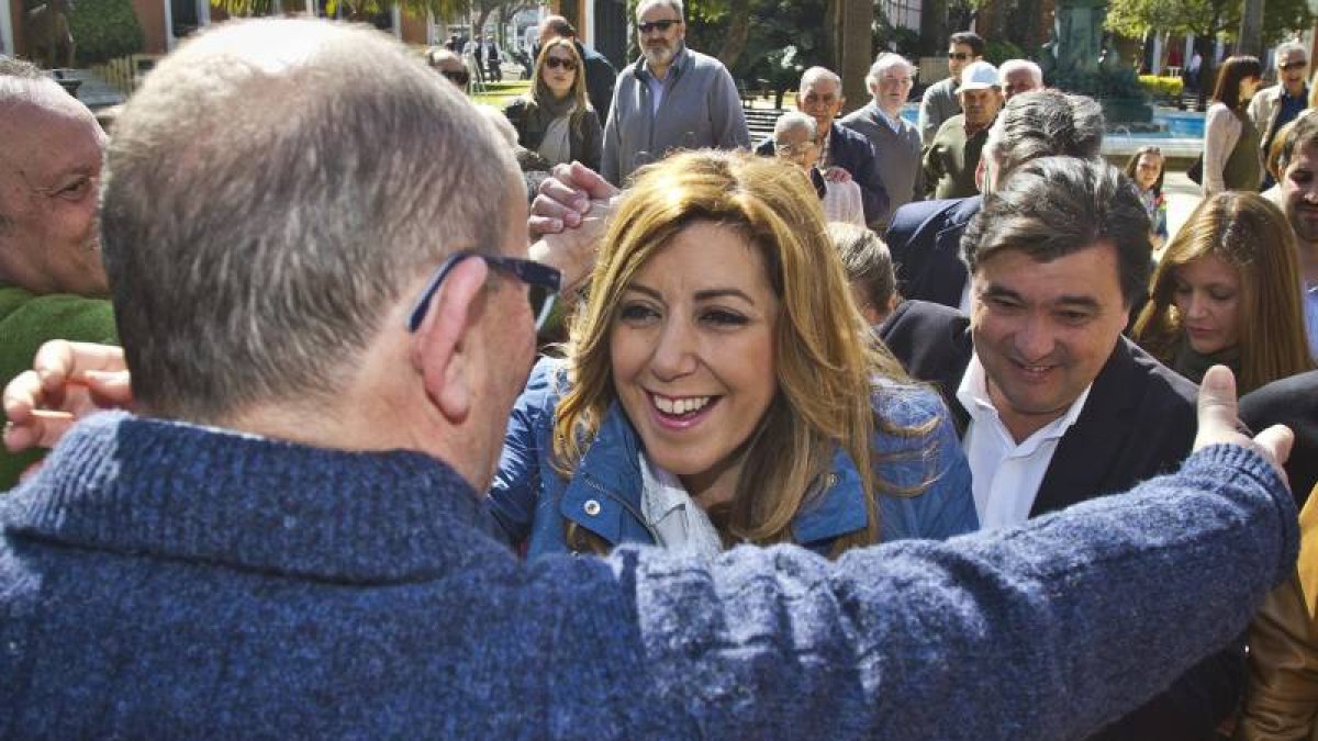 La candidata socialista a la Presidencia de la Junta, Susana Díaz (c), saluda a su llegada a un mitin celebrado hoy en la Casa Colón de Huelva.-Foto: EFE