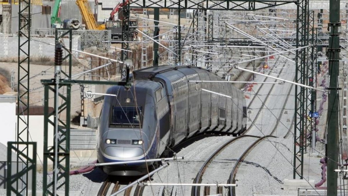 Un TGV llega a la estacion de la Sagrera procedente de Francia.-JOSEP GARCIA