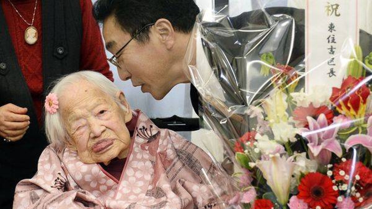 La japonesa Misao Okawa celebrando su cumpleaños con su familia en Japón.-Foto: AP