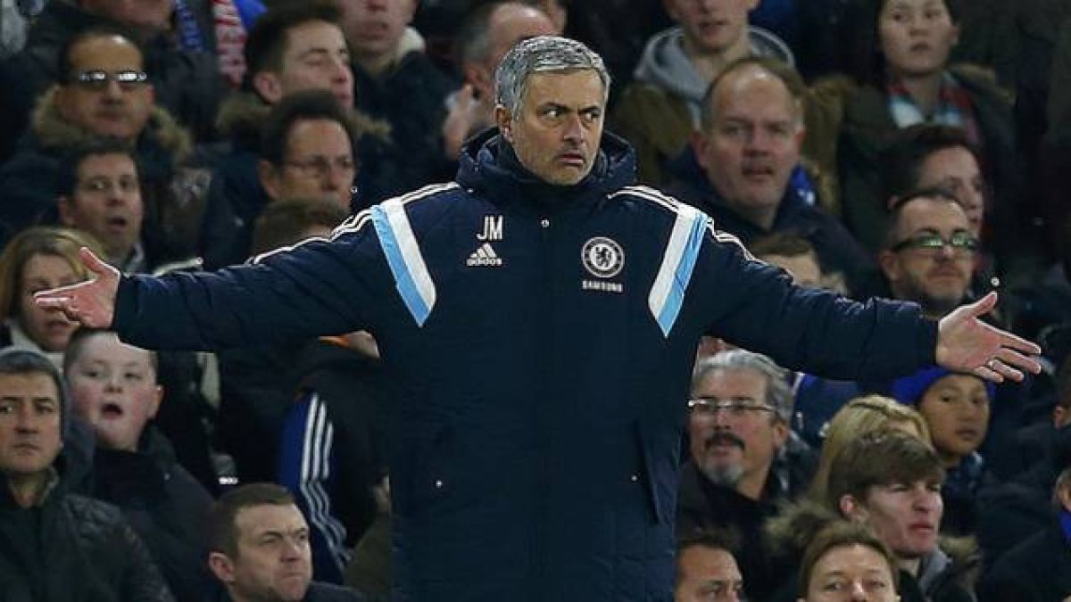 José Mourinho gesticula durante un partido contra el Liverpool en Stamford Bridge.-Foto: REUTERS / EDDIE KEOGH