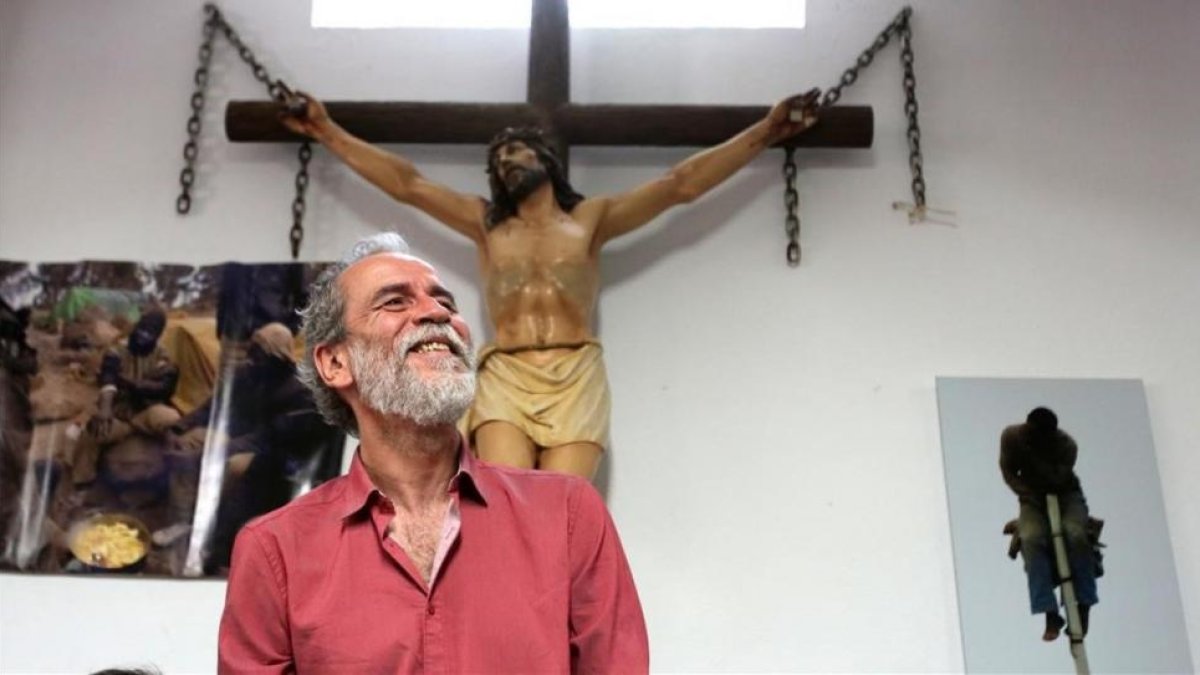 Willy Toledo, el martes 22 de mayo en una parroquia de Vallecas (Madrid), donde compareció ante los medios-/ DAVID CASTRO