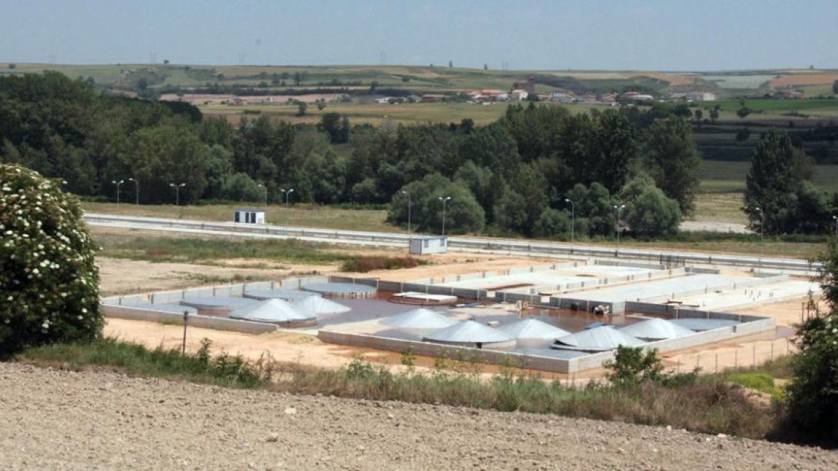 La existencia de parte de la infraestructura de la proyectada planta es visible en el polígono briviescano.-G. G.