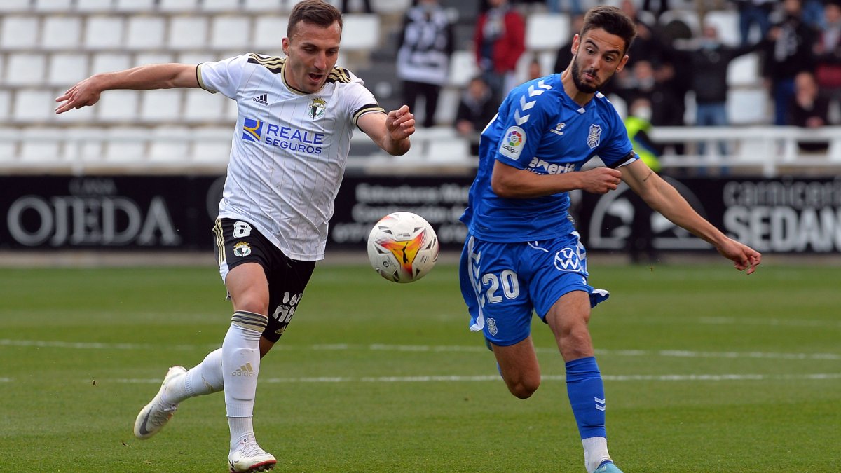 Valcarce pugna con un rival. TOMÁS ALONSO