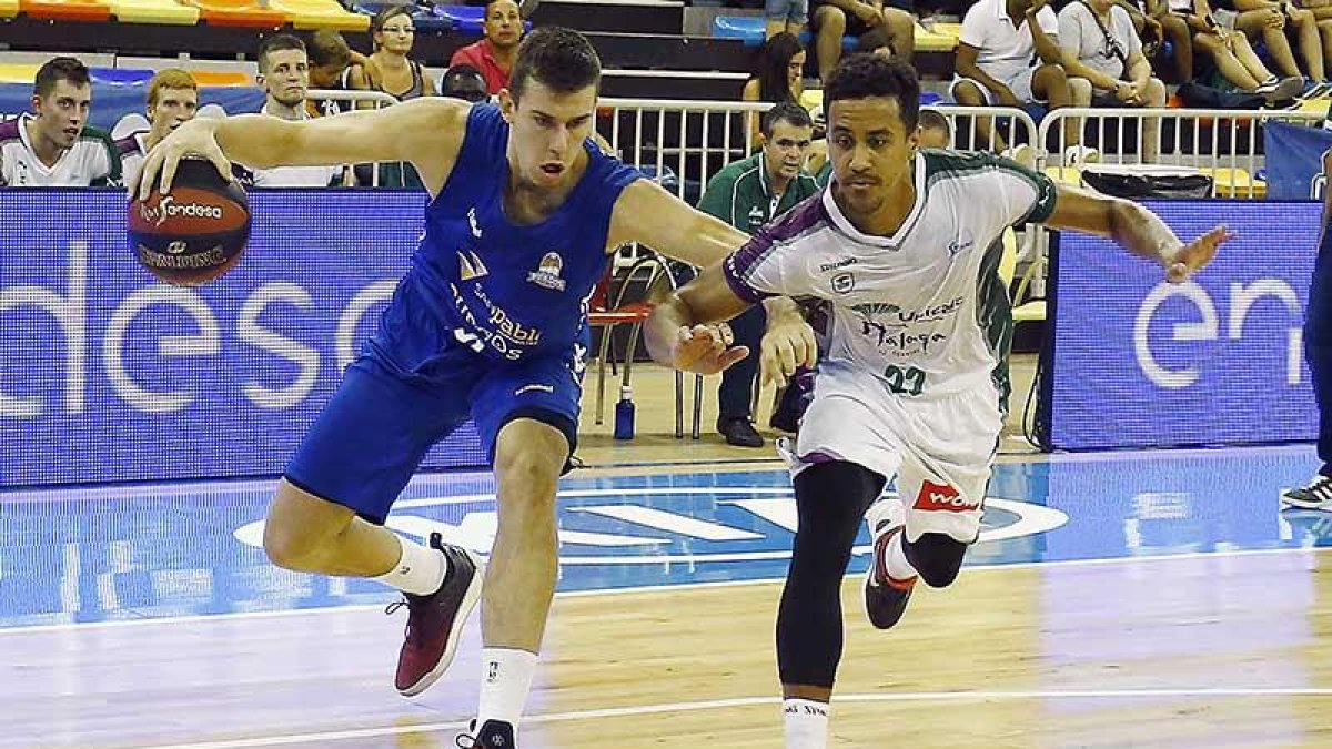Cancar supera a Roberts en el partido frente al Unicaja del Circuito Movistar.-ACB PHOTO / E. COBOS
