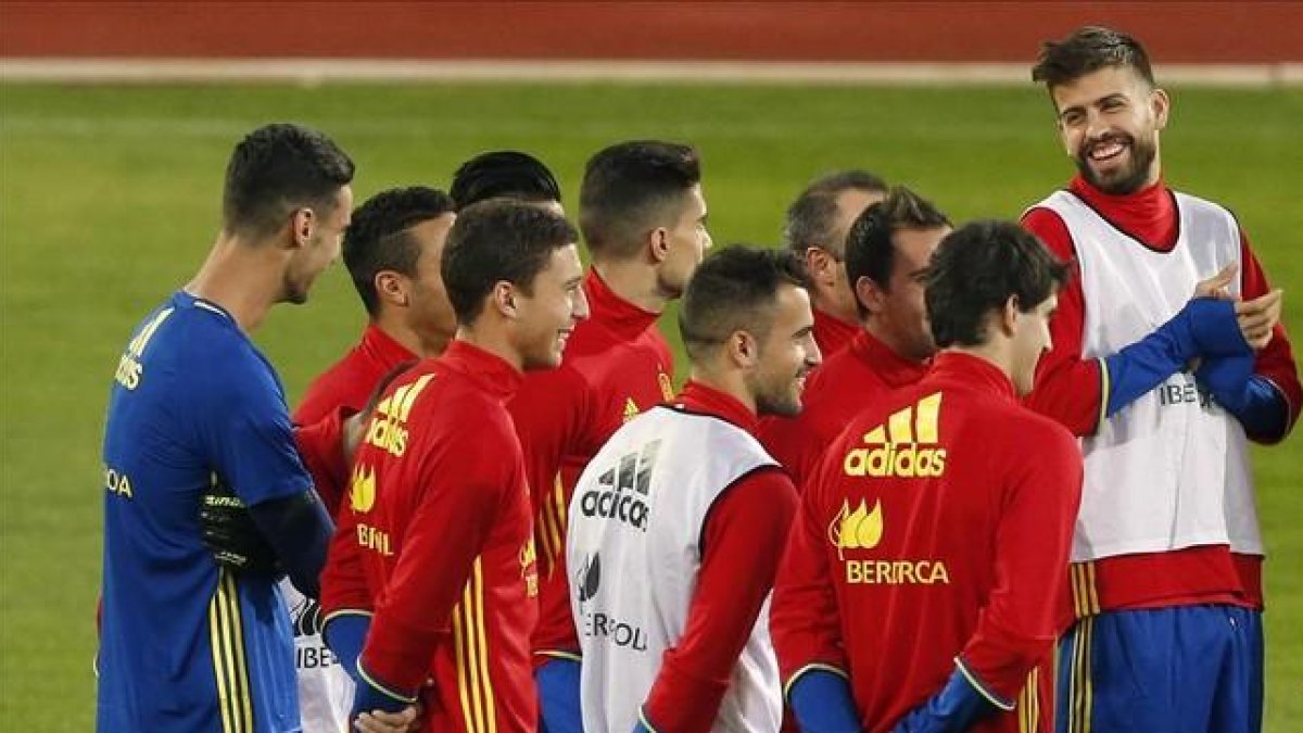 Piqué, en un entrenamiento de la selección española.-EFE / MANUEL LORENZO