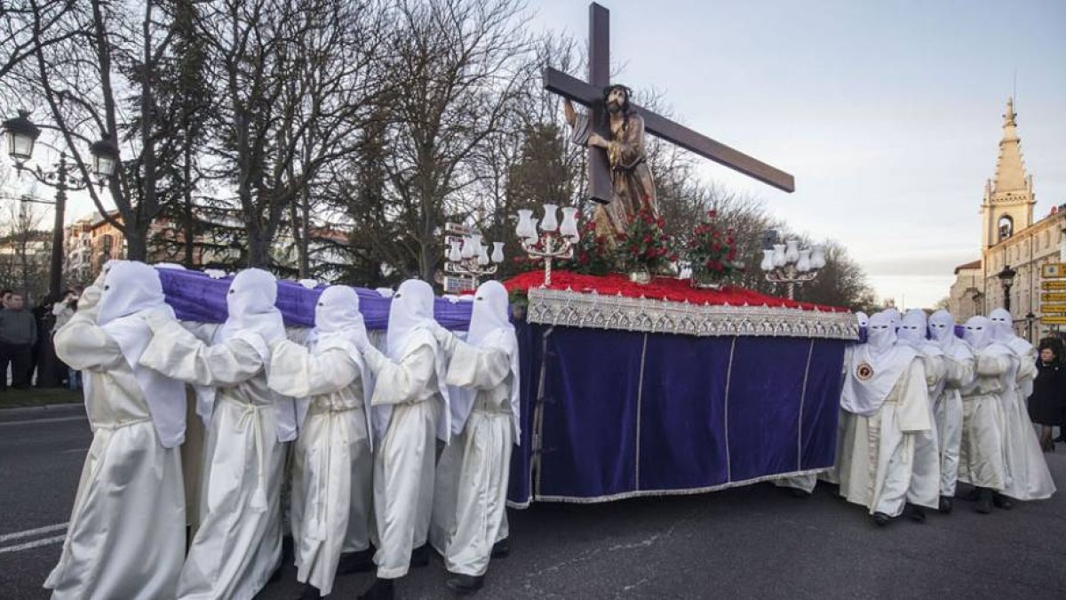 Los costaleros con el paso de Jesús con la Cruz a cuestas camino de la Catedral.-Santi Otero