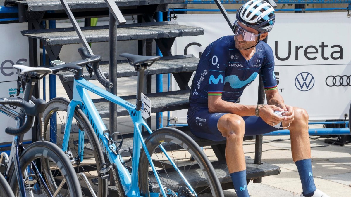 Alejandro Valverde revisa su bicicleta antes de tomar la salida en una etapa de la Vuelta a Burgos . SANTI OTERO