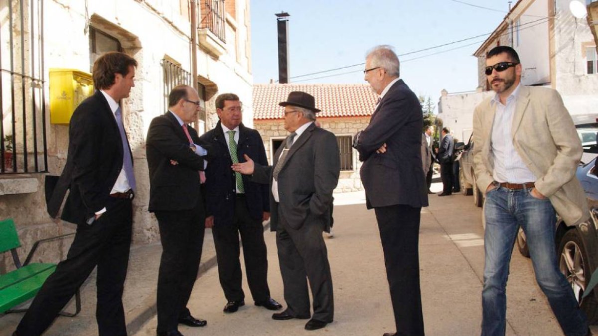 El alcalde de Santa María del Invierno (centro) intercambia impresiones con representantes de Junta y Diputación.-G.G.