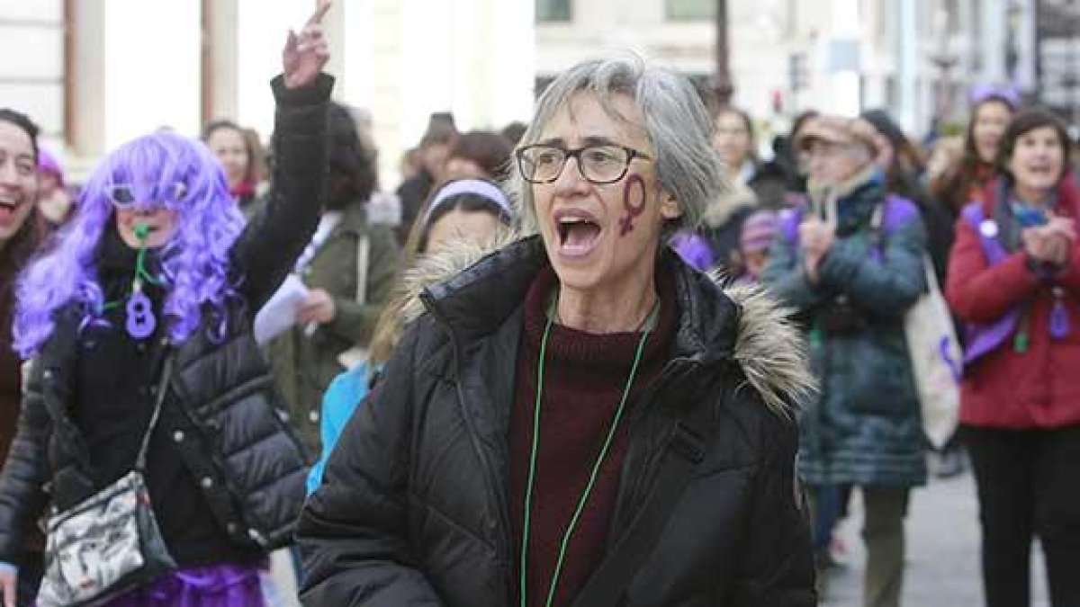 Miles de personas recorrieron las calles del centro para expresar su apoyo a la movilización feminista y exigir el fin de la violencia machista.-SANTI OTERO