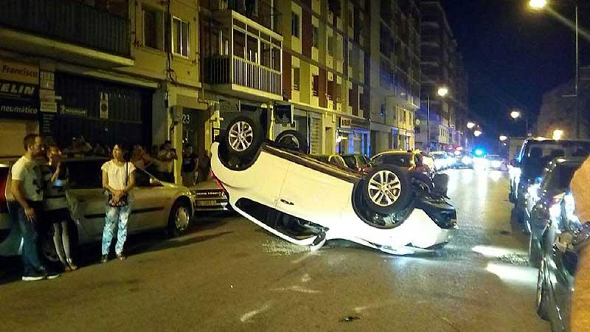 El SUV volcó y quedó atravesado en plena calle San Francisco.-R. MANSO