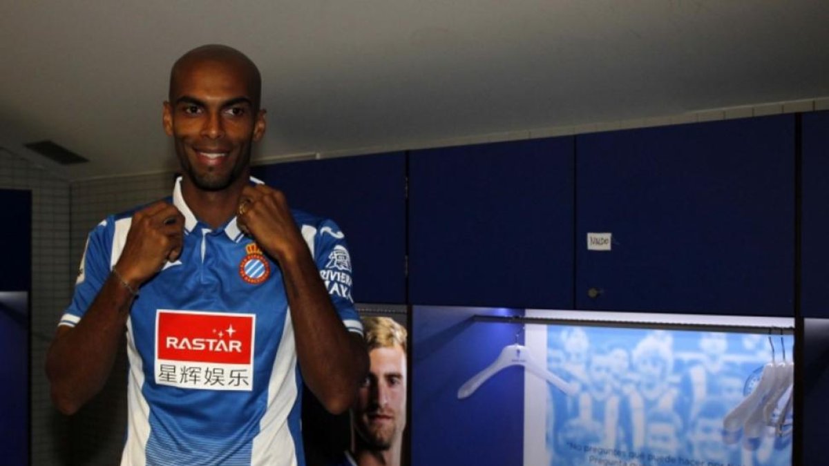 Naldo, con la camiseta del Espanyol.-PERIODICO (RCD ESPANYOL)