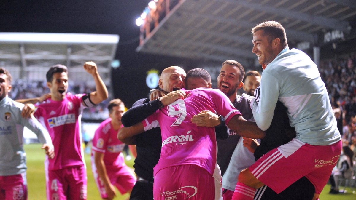 Julián Calero celebra con su equipo el tanto de la victoria en el derbi