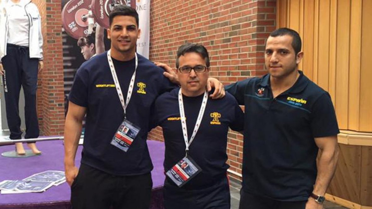 Junior Santana e Iván García posan con el técnico del Electro Caor, Manuel García.-ECB