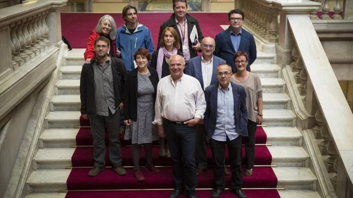 Foto de grupo en el Parlament de los once diputados electos de Catalunya Sí que es Pot.-CARLOS MONTAÑÉS