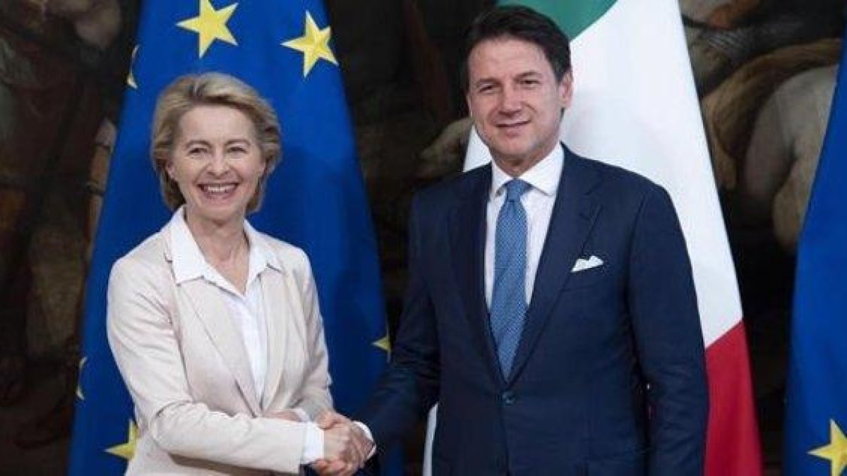 El primer ministro de Italia, Giuseppe Conte, recibe a la presidenta electa de la Comisión Europea, Ursula von Leyden.-MAURIZIO BRAMBATTI (EFE)