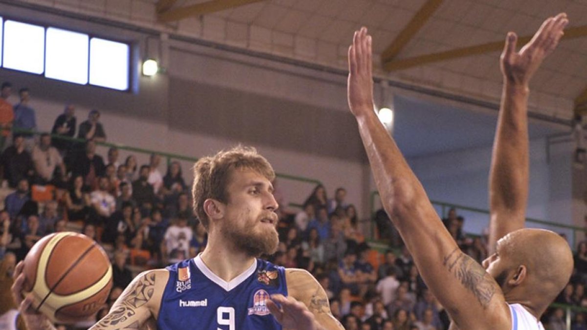 Javi Vega intenta doblar un balón ante Rowley, ayer.-MARÍA GONZÁLEZ / CB MIRAFLORES