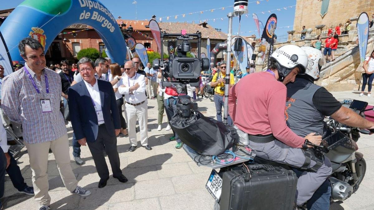 Javier Guillén y César Rico conocieron ayer de primera mano las bondades del nuevo sistema de camara fija que se está probando en Burgos-Santi Otero