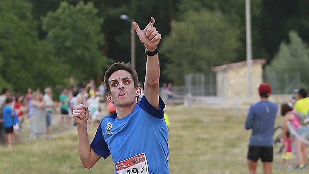 Diego Gallego festeja la consecución del triunfo en la Indian Race-Raúl G. Ochoa