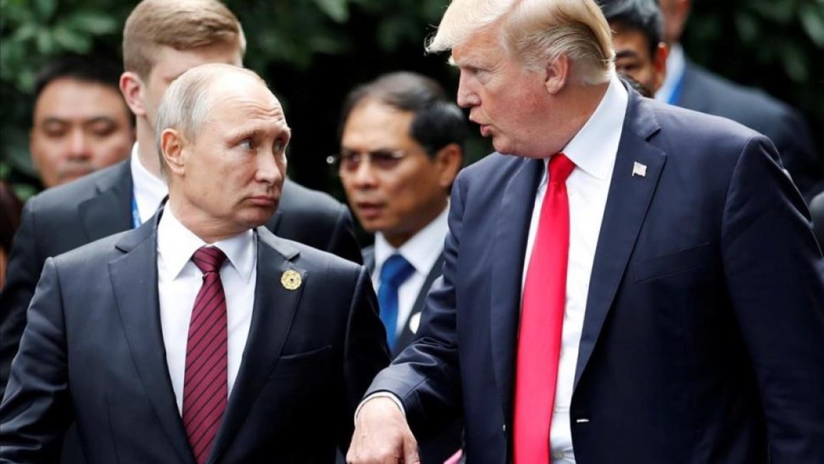 Donald Trump y Vladimir Putin durante un encuentro en Vietnam, en noviembre del 2017.-/ JORGE SILVA (REUTERS)